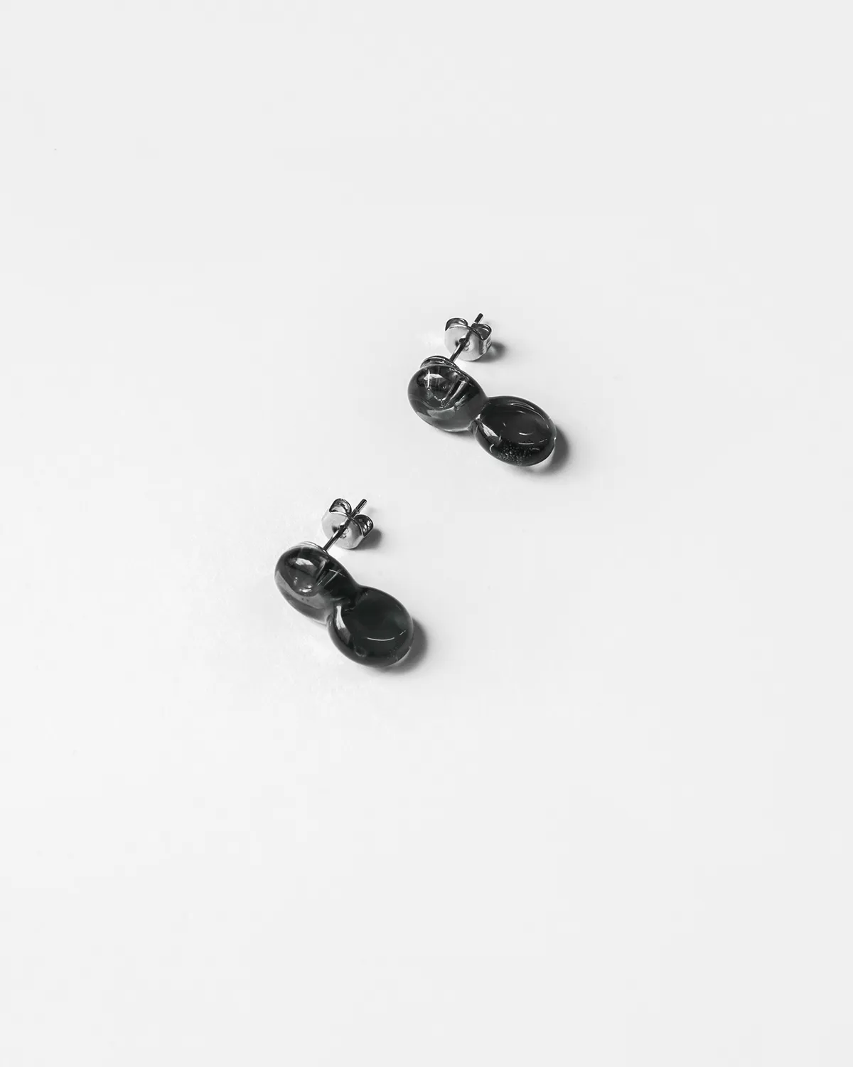 イヤリング 夕暮れのカモミール グレー1